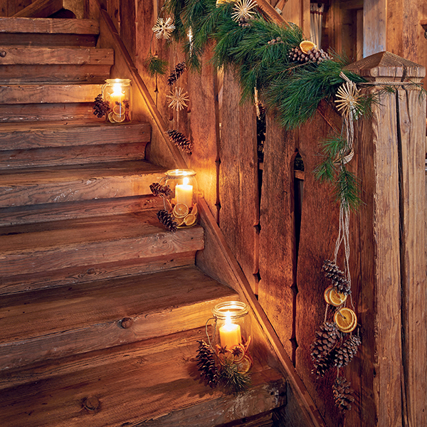 Idée de déco de Noël avec des branches de sapin et des oranges séchées