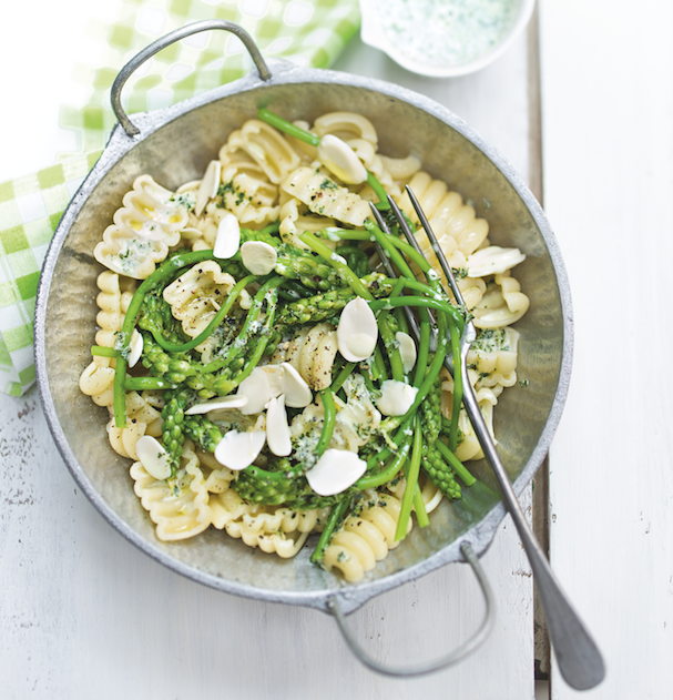 Pâtes aux asperges, sauce menthe et amandes fraîches