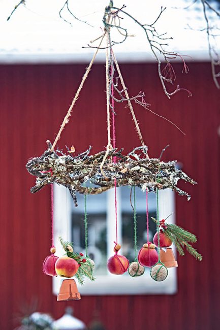 couronne de l'Avent en guise de mangeoire d'oiseaux