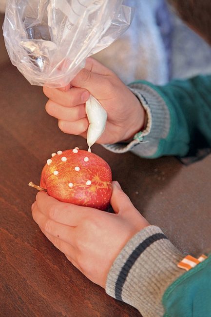 DIY Noël : décorer des pommes au sucre glace