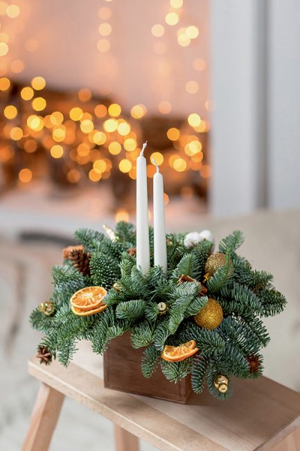 Décoration De Noël Avec Bougie Rouge Sur La Table En Bois. Noël