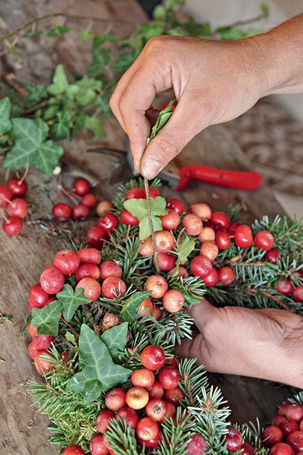 tuto diy pour faire une couronne de l'Avent avec des pommes d'ornement