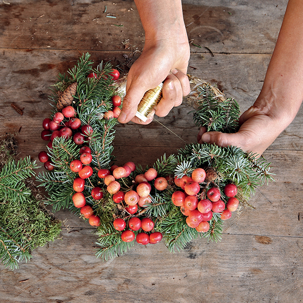 tuto diy pour faire une couronne de l'Avent avec des pommes d'ornement