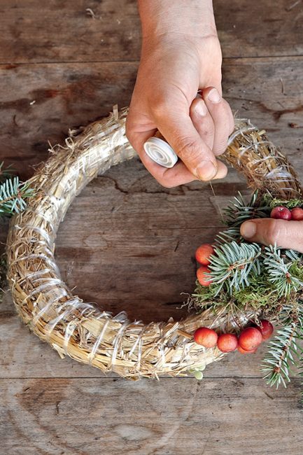 tuto diy pour faire une couronne de l'Avent avec des pommes d'ornement