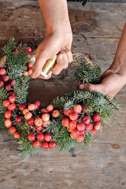 tuto diy pour faire une couronne de l'Avent avec des pommes d'ornement