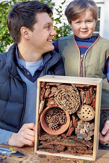 Construisez un hôtel à insectes avec vos matériaux de récup