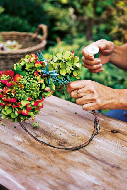 DIY : tuto facile pour fabriquer une couronne avec des fleurs d'hortentia
