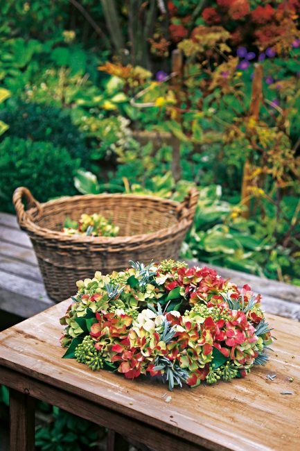 DIY : tuto facile pour fabriquer une couronne avec des fleurs d'hortentia