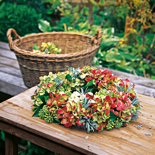 DIY : tuto facile pour fabriquer une couronne avec des fleurs d'hortentia