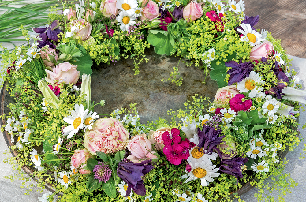 DIY – Entrez dans la ronde avec la fabrication d’une couronne de fleurs